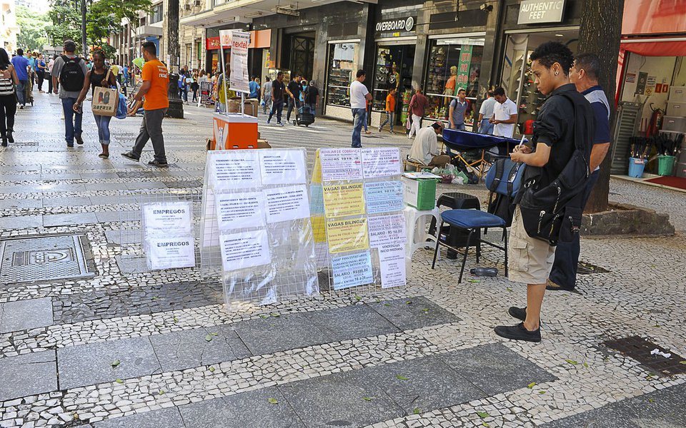 reg. 057-16 Procura por emprego na Cidade de São Paulo. Mulher observa anúncios de emprego na Rua Barão de Itapetininga, no centro de São Paulo 2016/02/19 Foto: Marcos Santos (Foto: Gisele Federicce) reg. 057-16 Procura por emprego na Cidade de São Paulo. Mulher observa anúncios de emprego na Rua Barão de Itapetininga, no centro de São Paulo 2016/02/19 Foto: Marcos Santos