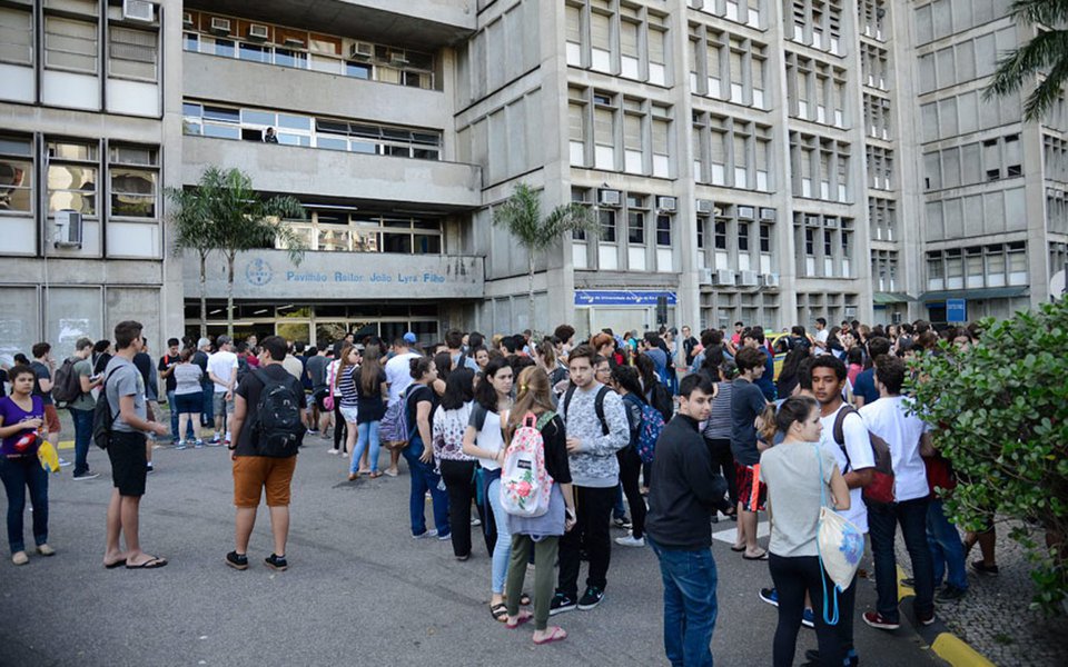 Rio de Janeiro - A Universidade do Estado do Rio de Janeiro (Uerj) realizou a primeira fase de seu vestibular 2018, foram 37.393 mil inscritos na edição deste ano (Tomaz Silva/Agência Brasil) (Foto: Leonardo Lucena) Rio de Janeiro - A Universidade do Estado do Rio de Janeiro (Uerj) realizou a primeira fase de seu vestibular 2018, foram 37.393 mil inscritos na edição deste ano (Tomaz Silva/Agência Brasil)