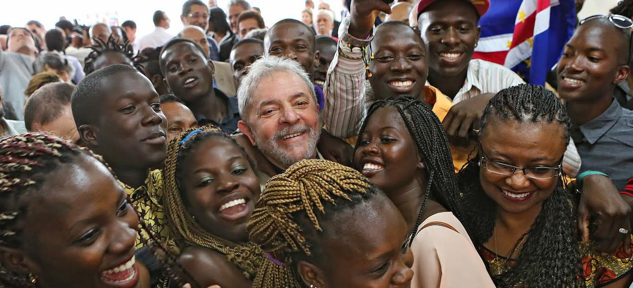 Lula com negros (Foto: Leonardo Attuch) Lula com negros