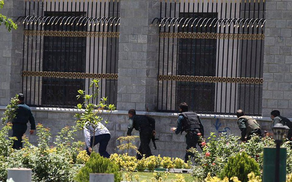 Membros das forças iranianas correm durante ataque ao Parlamento em Teerã. 07/06/2017 Omid Vahabzadeh/TIMA via REUTERS (Foto: Aquiles Lins) Membros das forças iranianas correm durante ataque ao Parlamento em Teerã. 07/06/2017 Omid Vahabzadeh/TIMA via REUTERS