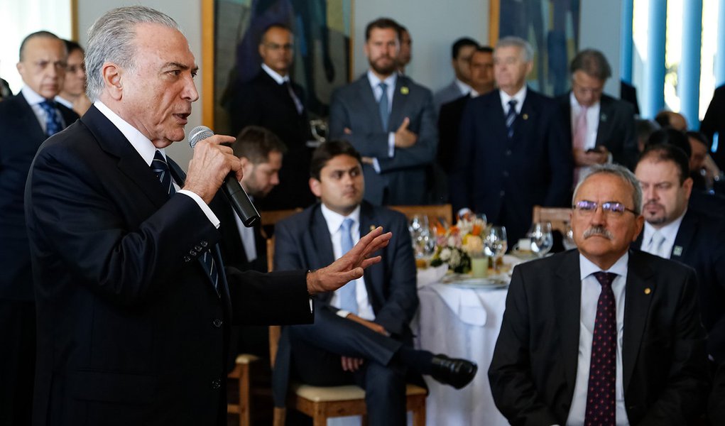 (Brasília - DF, 18/04/2017) Café da manhã com os deputados da Base Aliada na Câmara dos Deputados. Discurso do Presidente Michel Temer.
Foto: Marcos Corrêa/PR
(Foto: Aquiles Lins)
(Brasília - DF, 18/04/2017) Café da manhã com os deputados da Base Aliada na Câmara dos Deputados. Discurso do Presidente Michel Temer.
Foto: Marcos Corrêa/PR