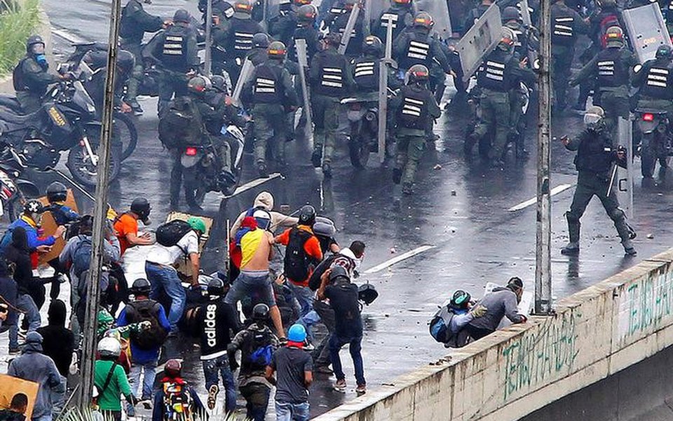 Confronto durante protesto em Caracas, na Venezuela. 19/6/2017 REUTERS/Christian Veron (Foto: Carlos Zarattini) Confronto durante protesto em Caracas, na Venezuela. 19/6/2017 REUTERS/Christian Veron