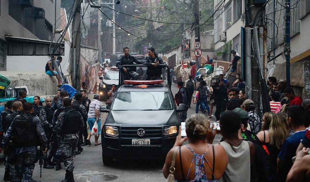 10/10/2016. Crédito: Fernando Frazão/Agência Brasil. Brasil. Rio de Janeiro - RJ. Operação policial após ataques às bases das Unidades de Polícia Pacificadora (UPP) nas comunidades do Cantagalo e Pavão-Pavãozinho, em Copacabana. (Foto: Charles Nisz) 10/10/2016. Crédito: Fernando Frazão/Agência Brasil. Brasil. Rio de Janeiro - RJ. Operação policial após ataques às bases das Unidades de Polícia Pacificadora (UPP) nas comunidades do Cantagalo e Pavão-Pavãozinho, em Copacabana.