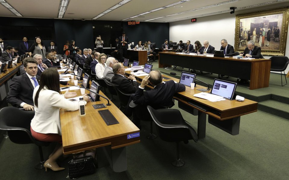 Bras�lia - A Comiss�o Especial da Reforma Pol�tica se re�ne para vota��o do relat�rio parcial 3 do relator, deputado Vicente C�ndido (Fabio Rodrigues Pozzebom/Ag�ncia Brasil) (Foto: Gleisi Hoffmann) Bras�lia - A Comiss�o Especial da Reforma Pol�tica se re�ne para vota��o do relat�rio parcial 3 do relator, deputado Vicente C�ndido (Fabio Rodrigues Pozzebom/Ag�ncia Brasil)