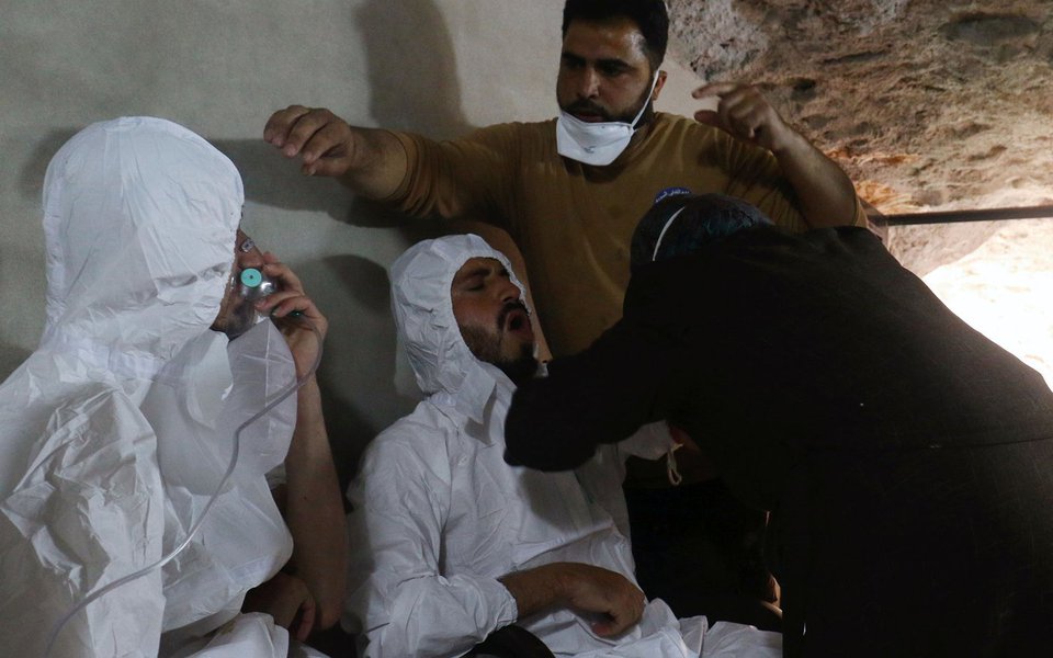 Homem respira com máscara de oxigênio e outro recebe tratamento, após suspeito ataque de gás na cidade de Khan Sheikhoun, na Síria. Síria 04/04/2017 REUTERS/Ammar Abdullah (Foto: José Barbacena) Homem respira com máscara de oxigênio e outro recebe tratamento, após suspeito ataque de gás na cidade de Khan Sheikhoun, na Síria. Síria 04/04/2017 REUTERS/Ammar Abdullah