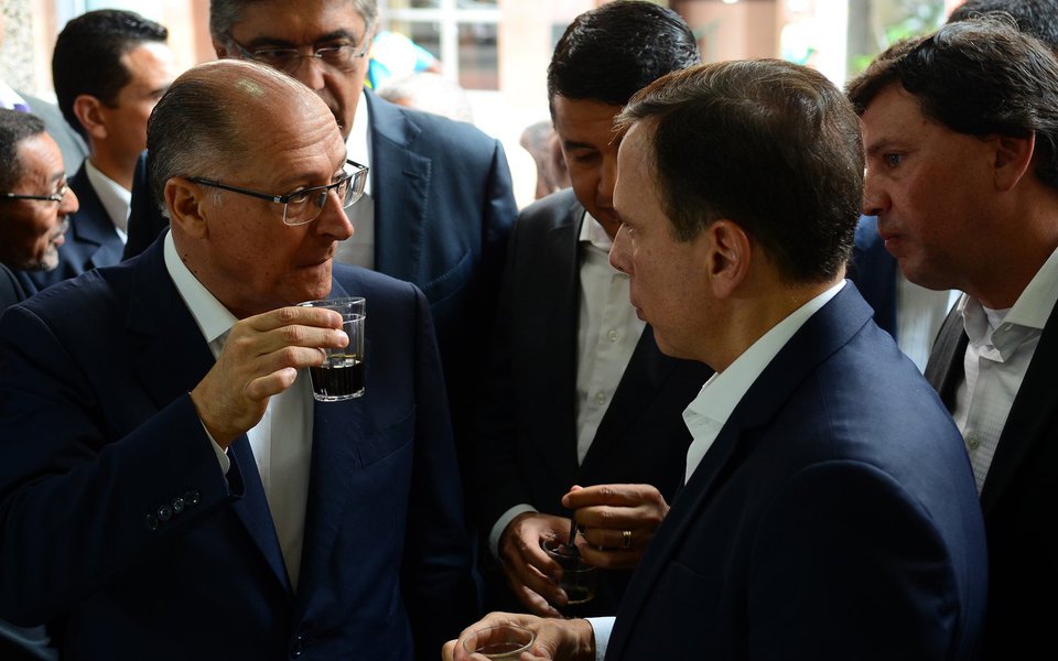São Paulo - O governador Geraldo Alckmin e o prefeito João Dória tomam café após a assinatura de repasse do Fundo Estadual de Assistência Social para a prefeitura (Rovena Rosa/Agência Brasil) (Foto: Gisele Federicce) São Paulo - O governador Geraldo Alckmin e o prefeito João Dória tomam café após a assinatura de repasse do Fundo Estadual de Assistência Social para a prefeitura (Rovena Rosa/Agência Brasil)
