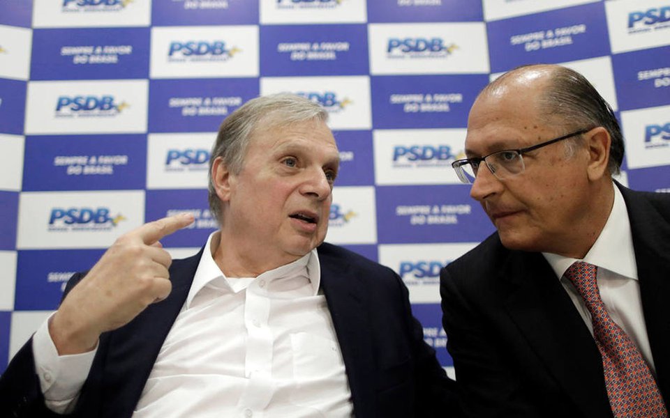 Senator Tasso Jereissati (L) speaks with Governor of Sao Paulo, Geraldo Alckmin during a meeting of the Brazilian Social Democracy Party (PSDB) in Brasilia, Brazil June 12, 2017. REUTERS/Ueslei Marcelino (Foto: Giuliana Miranda) Senator Tasso Jereissati (L) speaks with Governor of Sao Paulo, Geraldo Alckmin during a meeting of the Brazilian Social Democracy Party (PSDB) in Brasilia, Brazil June 12, 2017. REUTERS/Ueslei Marcelino