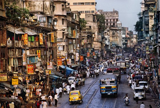 00084_15, Calcutta, India, 1996, INDIA-10491NF2. A busy street scene in Calcutta, India. Book_The Unguarded Moment retouched_Sonny Fabbri (Foto: Charles Nisz) 00084_15, Calcutta, India, 1996, INDIA-10491NF2. A busy street scene in Calcutta, India. Book_The Unguarded Moment retouched_Sonny Fabbri