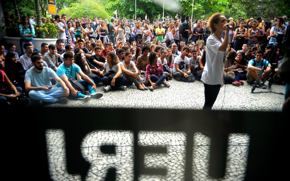 Rio de Janeiro - Alunos da Uerj ocupam o campus da universidade no Maracanã, em protesto pelo não pagamento das bolsas dos estudantes e dos salários de servidores terceirizados (Tânia Rêgo/Agência Brasil) (Foto: Charles Nisz) Rio de Janeiro - Alunos da Uerj ocupam o campus da universidade no Maracanã, em protesto pelo não pagamento das bolsas dos estudantes e dos salários de servidores terceirizados (Tânia Rêgo/Agência Brasil)