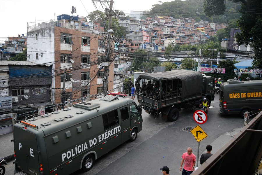 Rio de Janeiro - Militares fazem operação na favela da Rocinha após guerra entre quadrilhas rivais de traficantes pelo controle da área (Fernando Frazão/Agência Brasil) (Foto: Leonardo Attuch, attuch) Rio de Janeiro - Militares fazem operação na favela da Rocinha após guerra entre quadrilhas rivais de traficantes pelo controle da área (Fernando Frazão/Agência Brasil)