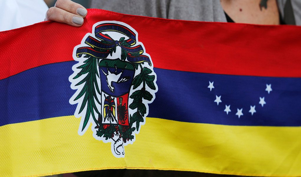 Mulher segura bandeira da Venezuela durante protesto contra a Assembleia Nacional Constituinte, na Cidade do México 30/07/2017 REUTERS/Henry Romero (Foto: Aquiles Lins) Mulher segura bandeira da Venezuela durante protesto contra a Assembleia Nacional Constituinte, na Cidade do México 30/07/2017 REUTERS/Henry Romero