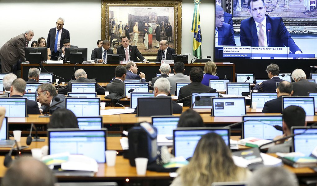 Brasília - Comissão de Constituição e Justiça e de Cidadania (CCJ), realiza sessão para discutir o parecer sobre a denúncia contra o presidente da República, Michel Temer, e os ministros Eliseu Padilha e Moreira Franco (Marcelo Camargo/Agência Brasil) (Foto: Aquiles Lins) Brasília - Comissão de Constituição e Justiça e de Cidadania (CCJ), realiza sessão para discutir o parecer sobre a denúncia contra o presidente da República, Michel Temer, e os ministros Eliseu Padilha e Moreira Franco (Marcelo Camargo/Agência Brasil)