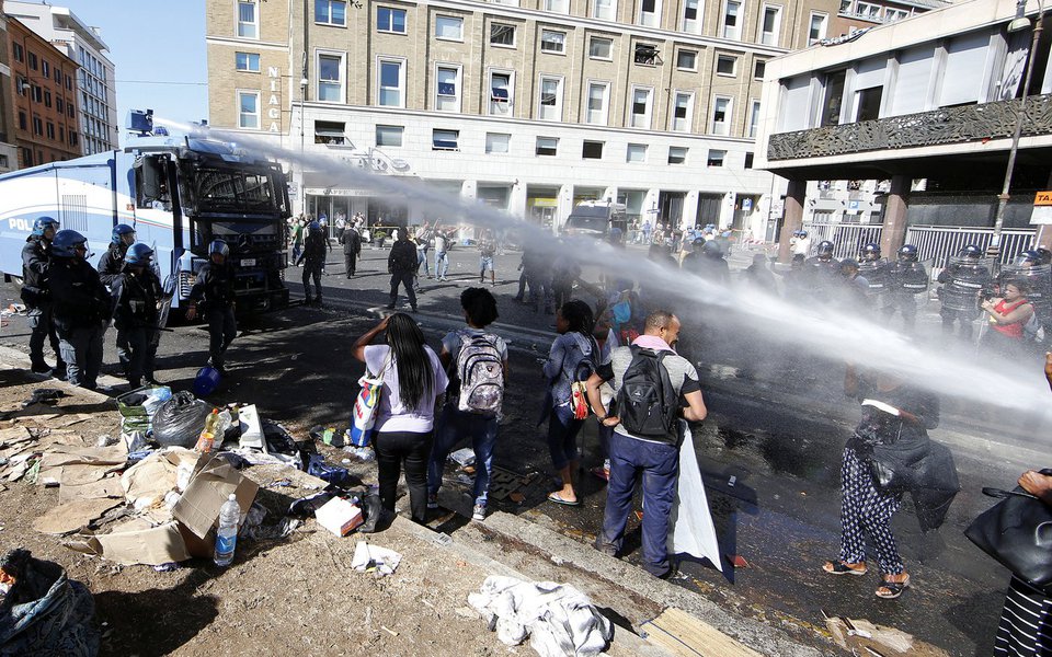Polícia italiana usa canhões de água para expulsar refugiados acampados em praça, em Roma 24/08/2017 REUTERS/Yara Nardi (Foto: Paulo Emílio) Polícia italiana usa canhões de água para expulsar refugiados acampados em praça, em Roma 24/08/2017 REUTERS/Yara Nardi