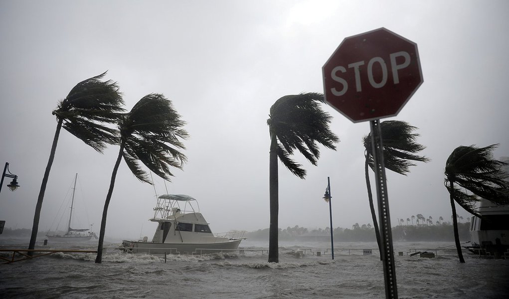 Barcos são vistos em marina à medida que furacão Irma atinge sul da Flórida, em Miami 10/09/2017 REUTERS/Carlos Barria (Foto: Charles Nisz) Barcos são vistos em marina à medida que furacão Irma atinge sul da Flórida, em Miami 10/09/2017 REUTERS/Carlos Barria