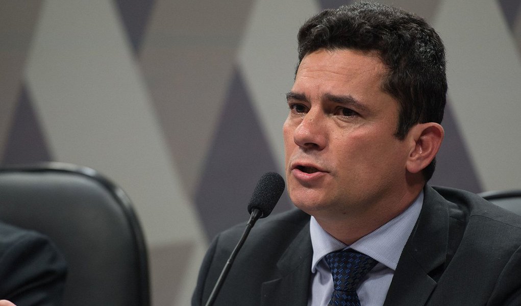 O juiz federal Sergio Moro participa na Comissão de Constituição, Justiça e Cidadania (CCJ) do Senado de audiência pública sobre projeto que altera o Código de Processo Penal (Fabio Rodrigues Pozzebom/Agência Brasil) (Foto: Giuliana Miranda) O juiz federal Sergio Moro participa na Comissão de Constituição, Justiça e Cidadania (CCJ) do Senado de audiência pública sobre projeto que altera o Código de Processo Penal (Fabio Rodrigues Pozzebom/Agência Brasil)