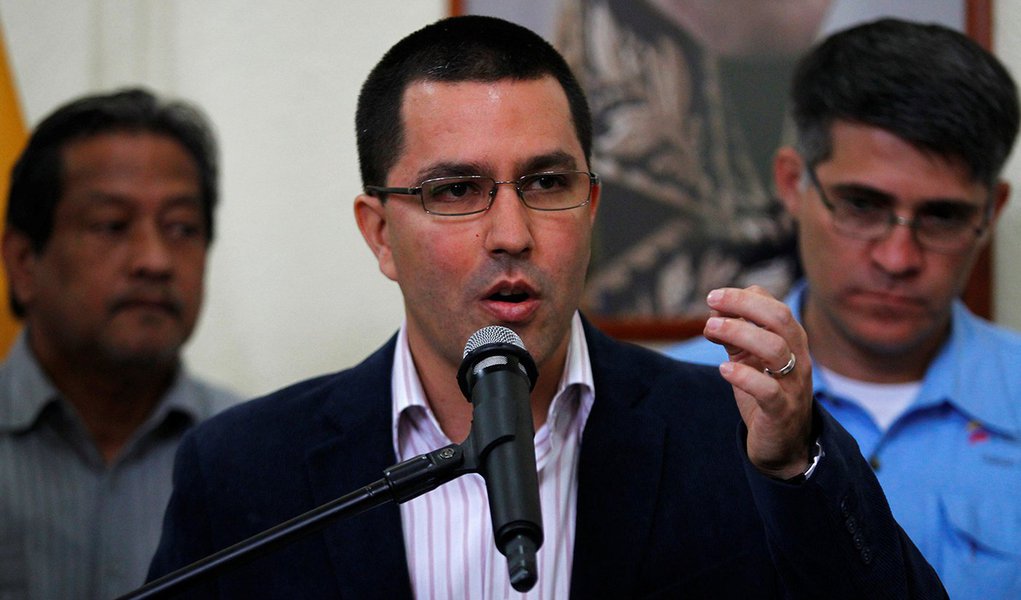 FILE PHOTO: Venezuela's Vice-President Jorge Arreaza talks to the media during a news conference in Caracas, Venezuela, September 25, 2013. REUTERS/Carlos Garcia Rawlins/File Photo (Foto: Paulo Emílio) FILE PHOTO: Venezuela's Vice-President Jorge Arreaza talks to the media during a news conference in Caracas, Venezuela, September 25, 2013. REUTERS/Carlos Garcia Rawlins/File Photo