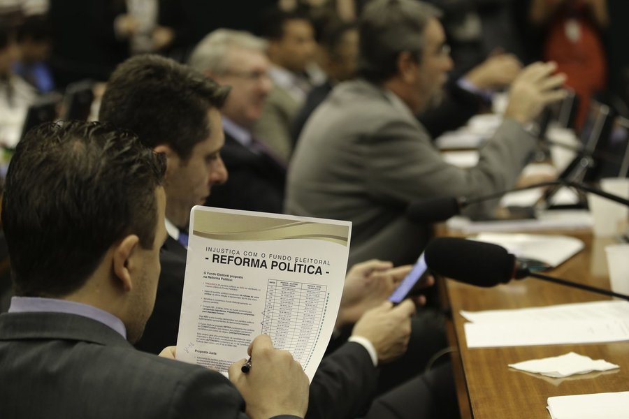 Deputados retomarão a votação dos destaques da proposta de reforma política na manhã desta quinta-feira Fabio Rodrigues Pozzebom/Agência Brasil (Foto: Alex Solnik) Deputados retomarão a votação dos destaques da proposta de reforma política na manhã desta quinta-feira Fabio Rodrigues Pozzebom/Agência Brasil