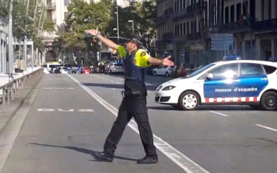 Imagem de vídeo mostra policial gesticulando em local de ataque em Barcelona 17/8/2017 REUTERS TV via REUTERS (Foto: Aquiles Lins) Imagem de vídeo mostra policial gesticulando em local de ataque em Barcelona 17/8/2017 REUTERS TV via REUTERS