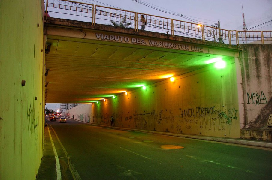 Ilumina��o com tem�tica com cores da copa, o viaduto Desembargador Washington Luiz no Farol. Foto:Marco Ant�nio/Secom Macei� *** Local Caption *** Ilumina��o Copa do Mundo (Foto: Voney Malta) Ilumina��o com tem�tica com cores da copa, o viaduto Desembargador Washington Luiz no Farol. Foto:Marco Ant�nio/Secom Macei� *** Local Caption *** Ilumina��o Copa do Mundo