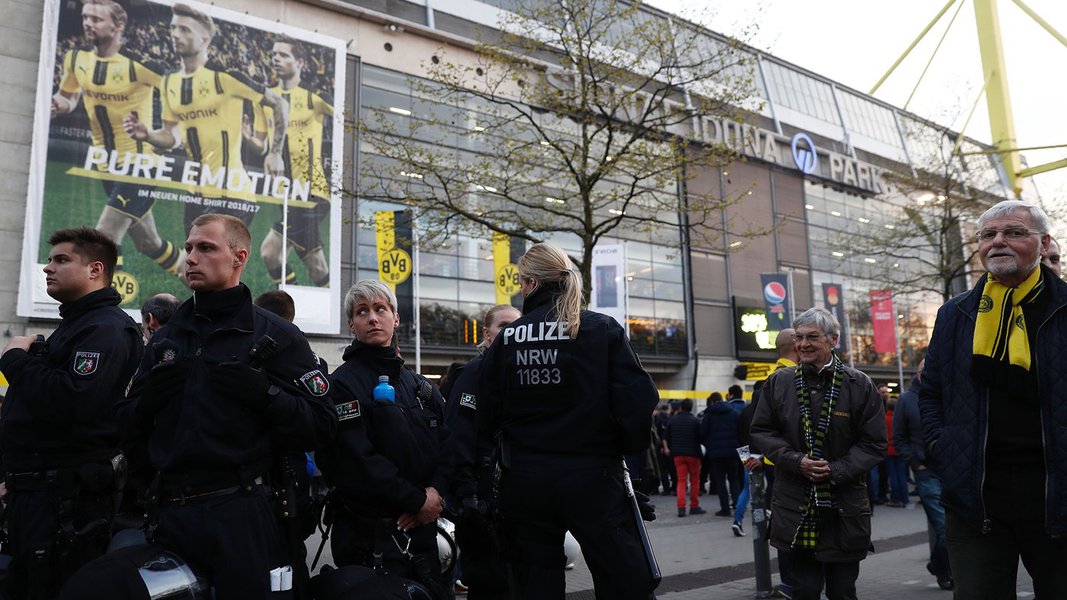 Polícia patrulha ruas de Dortmund, Alemanha, após explosões causadas por bombas jogadas contra ônibus do time Borussia Dortmund (Foto: Paulo Emílio) Polícia patrulha ruas de Dortmund, Alemanha, após explosões causadas por bombas jogadas contra ônibus do time Borussia Dortmund