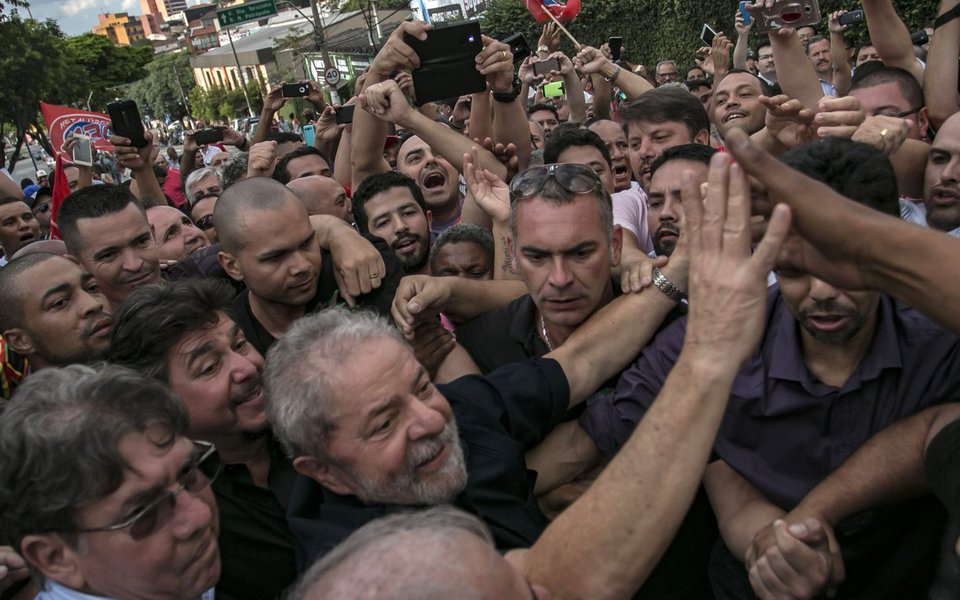 O ex-presidente Lula chega em sua residência em São Bernardo do Campos (Foto: Gleisi Hoffmann) O ex-presidente Lula chega em sua residência em São Bernardo do Campos