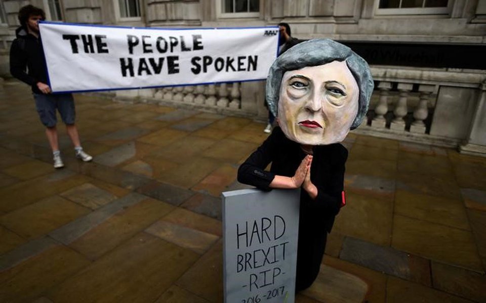 Manifestante usa máscara de primeira-ministra britânica, Theresa May, um dia após eleição no Reino Unido, em Londres. 09/06/2017 REUTERS/Clodagh Kilcoyne (Foto: Aquiles Lins) Manifestante usa máscara de primeira-ministra britânica, Theresa May, um dia após eleição no Reino Unido, em Londres. 09/06/2017 REUTERS/Clodagh Kilcoyne