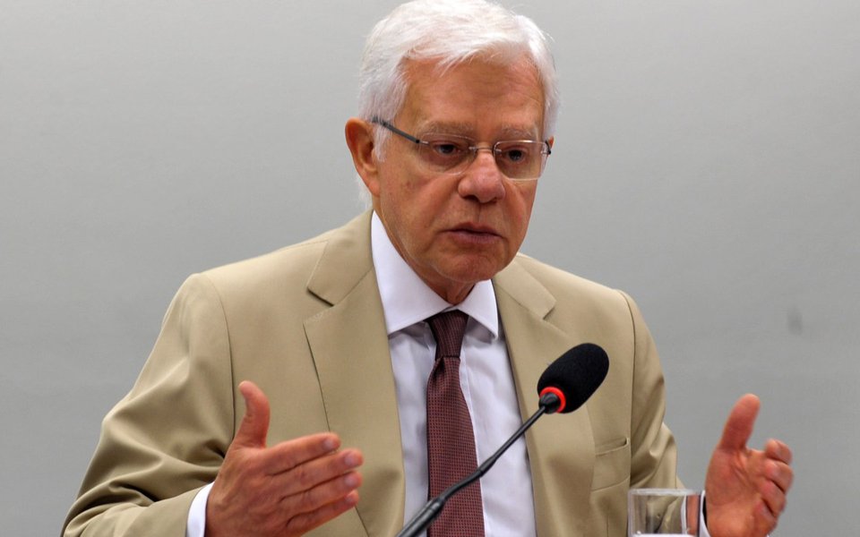 Ministro da Aviação Civil, Moreira Franco, fala na Comissão de Fiscalização Financeira e Controle, sobre a situação das obras dos aeroportos, o remanejamento de voos para o período da Copa (Antonio Cruz/Agência Brasil) (Foto: Aquiles Lins) Ministro da Aviação Civil, Moreira Franco, fala na Comissão de Fiscalização Financeira e Controle, sobre a situação das obras dos aeroportos, o remanejamento de voos para o período da Copa (Antonio Cruz/Agência Brasil)