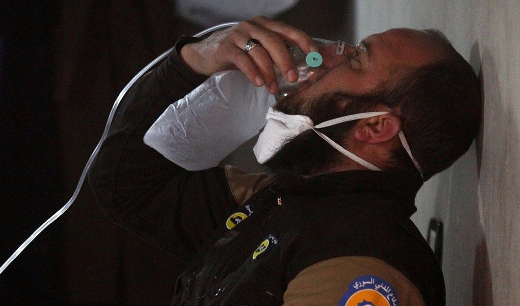 Membro da proteção civil respira com máscara de oxigênio após suposto ataque de gás na cidade de Khan Sheikhoun, na província de Idlib, controlada por rebeldes. Síria 04/04/2017 REUTERS/Ammar Abdullah (Foto: Paulo Emílio) Membro da proteção civil respira com máscara de oxigênio após suposto ataque de gás na cidade de Khan Sheikhoun, na província de Idlib, controlada por rebeldes. Síria 04/04/2017 REUTERS/Ammar Abdullah