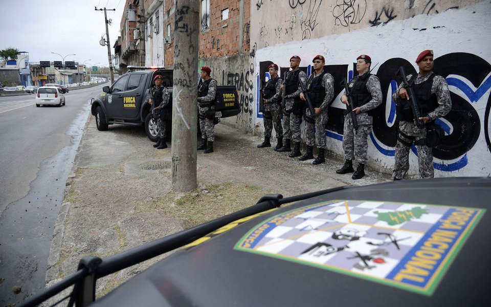 Rio de Janeiro - Membros da Força Nacional patrulham entorno do complexo de favelas da Maré durante o 1º turno das eleições 2016. (Fernando Frazão/Agência Brasil) (Foto: Aquiles Lins) Rio de Janeiro - Membros da Força Nacional patrulham entorno do complexo de favelas da Maré durante o 1º turno das eleições 2016. (Fernando Frazão/Agência Brasil)