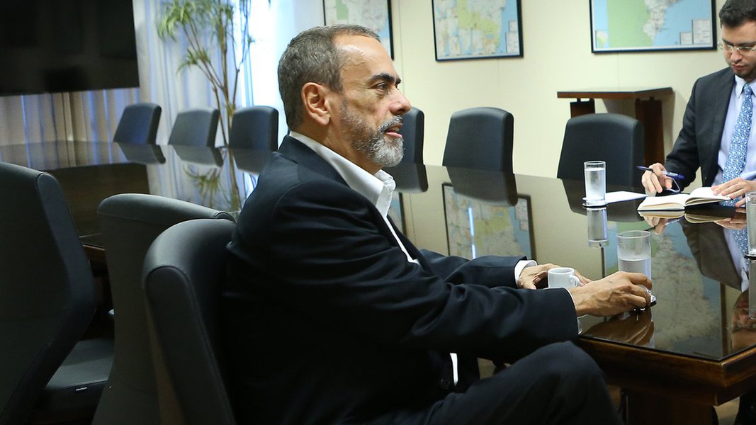 Brasília-DF, 18/07/2017. Fernando Coelho Filho, Ministro de Minas & Energia, recebe André Araújo, presidente da SHELL Brasil. Participa ainda: Guilherme Syrkis (Foto: José Barbacena) Brasília-DF, 18/07/2017. Fernando Coelho Filho, Ministro de Minas & Energia, recebe André Araújo, presidente da SHELL Brasil. Participa ainda: Guilherme Syrkis