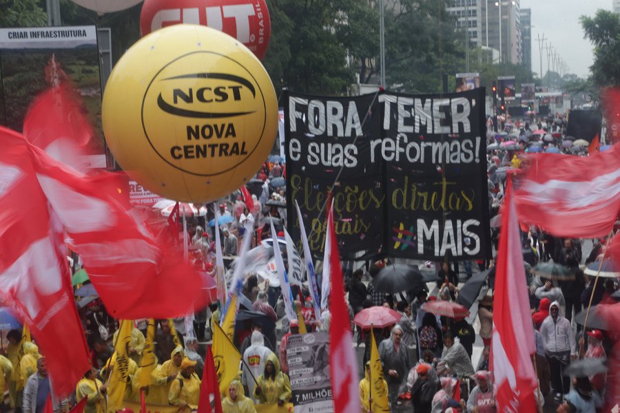 21/05/2017- São Paulo- SP, Brasil- Manifestantes faz na tarde deste domingo (21) um protesto na Avenida Paulista contra o governo Michel Temer e pedindo eleições diretas já Foto: Paulo Pinto/AGPT (Foto: Charles Nisz) 21/05/2017- São Paulo- SP, Brasil- Manifestantes faz na tarde deste domingo (21) um protesto na Avenida Paulista contra o governo Michel Temer e pedindo eleições diretas já Foto: Paulo Pinto/AGPT