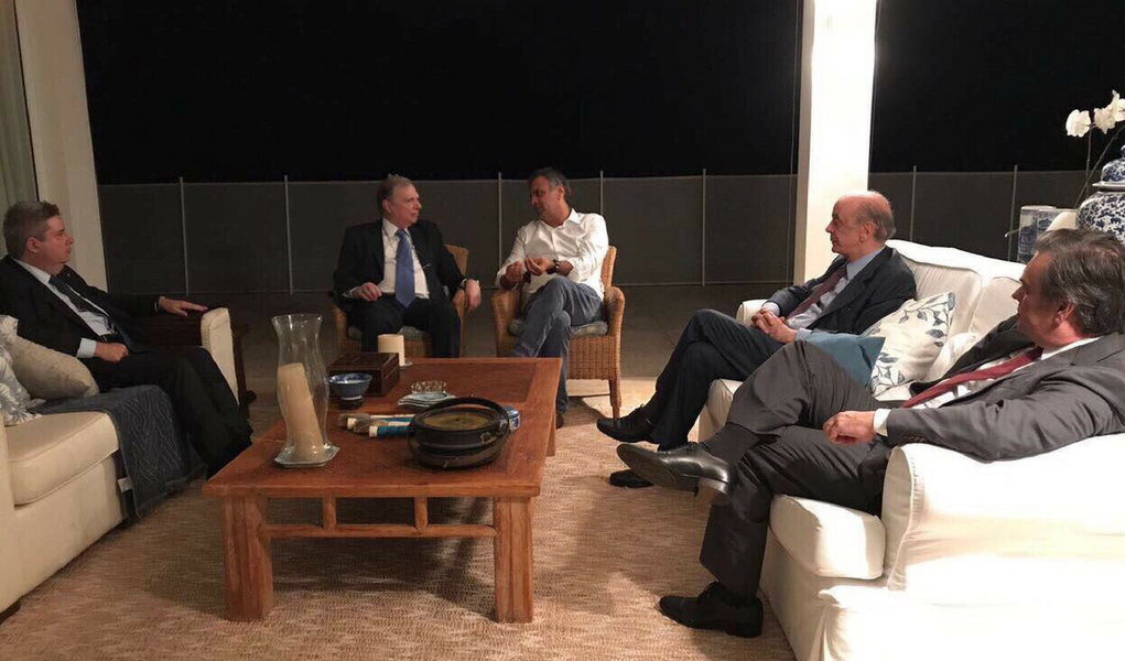 Aécio neves se reúne com os senadores Tasso Jereissati (CE), Antonio Anastasia (MG), Cássio Cunha Lima (PB) e José Serra (SP) (Foto: Giuliana Miranda) Aécio neves se reúne com os senadores Tasso Jereissati (CE), Antonio Anastasia (MG), Cássio Cunha Lima (PB) e José Serra (SP)