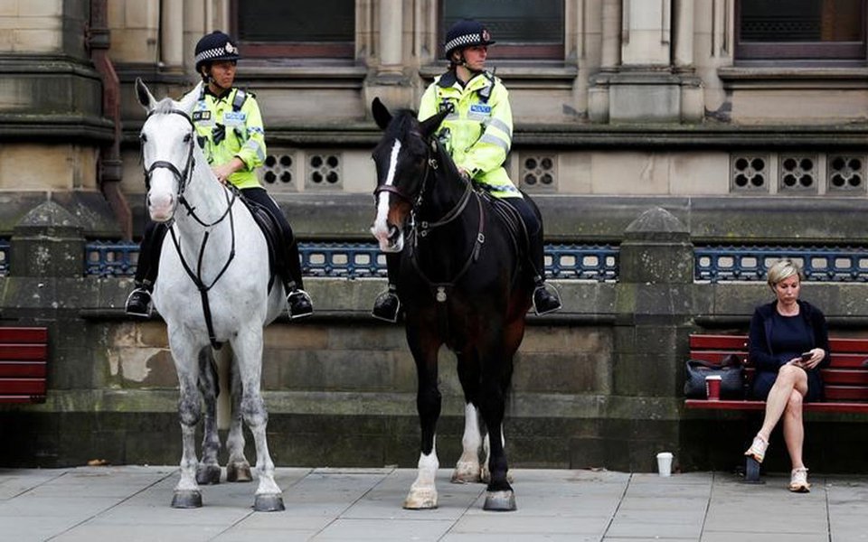 Policiais fazem segurança em Manchester 24/5/2017 REUTERS/Darren Staples (Foto: Paulo Emílio) Policiais fazem segurança em Manchester 24/5/2017 REUTERS/Darren Staples