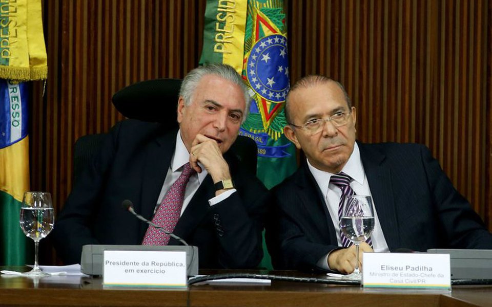 Bras�lia - O Presidente em exerc�cio Michel Temer e o Ministro da Casa Civil, Eliseu Padilha re�nem-se com governadores (Wilson Dias/Ag�ncia Brasil) (Foto: Romulo Faro) Bras�lia - O Presidente em exerc�cio Michel Temer e o Ministro da Casa Civil, Eliseu Padilha re�nem-se com governadores (Wilson Dias/Ag�ncia Brasil)