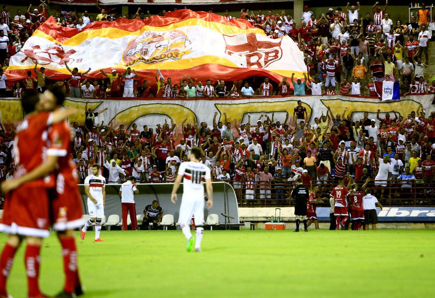Maceió, 26 de setembro de 2015 Lance do jogo entre CRB x Santa Cruz-PE, em partida válida pela 30ª rodada da Série B do Campeonato Brasileiro, realizado no Estádio Rei Pelé. Alagoas - Brasil. Foto: Ailton Cruz (Foto: Voney Malta) Maceió, 26 de setembro de 2015 Lance do jogo entre CRB x Santa Cruz-PE, em partida válida pela 30ª rodada da Série B do Campeonato Brasileiro, realizado no Estádio Rei Pelé. Alagoas - Brasil. Foto: Ailton Cruz