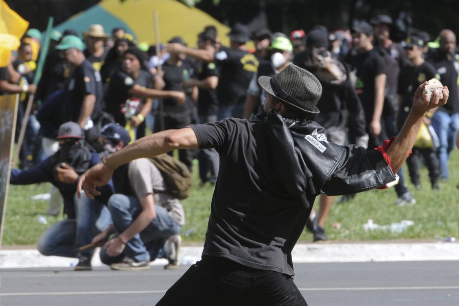 24 07 2017 Brasilia DF Brasil Marcha das Centrais de trabalhadores para defender direitos trabalhista acaba em violencia nas esplanada dos ministerios com depredações Gabriel Jabur/Agência Brasíli (Foto: Aquiles Lins) 24 07 2017 Brasilia DF Brasil Marcha das Centrais de trabalhadores para defender direitos trabalhista acaba em violencia nas esplanada dos ministerios com depredações Gabriel Jabur/Agência Brasíli