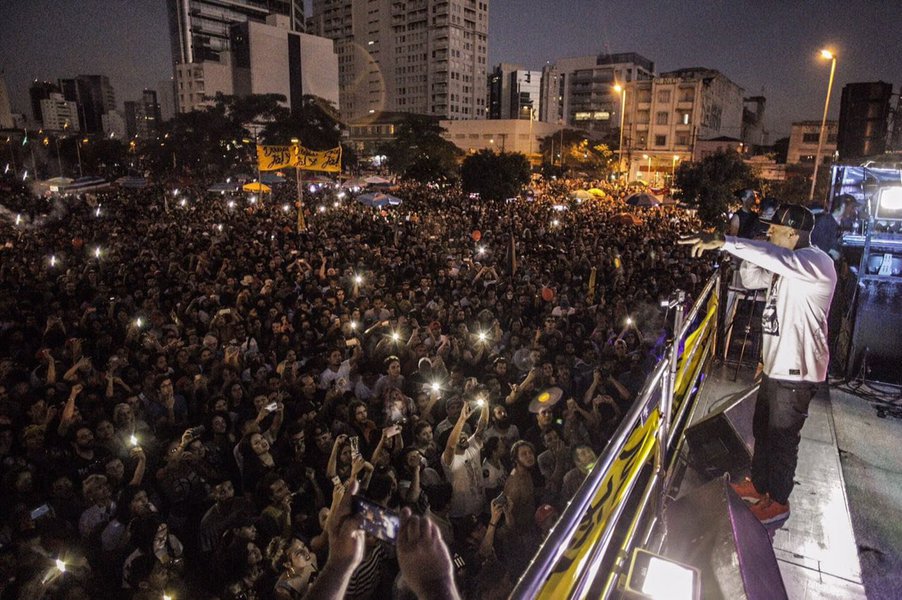 Mano Brown defende diretas já em manifestação no largo da batata, São Paulo (Foto: Paulo Emílio) Mano Brown defende diretas já em manifestação no largo da batata, São Paulo