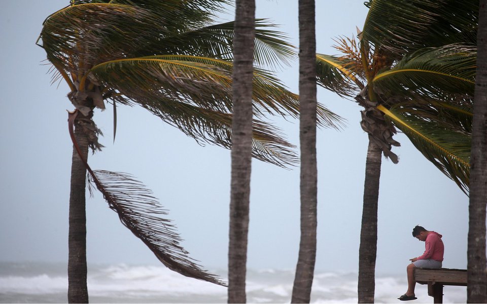 Praia é vista à medida que furacão Irma avança em direção a Hollywood, na Flórida REUTERS/Carlo Allegri (Foto: Paulo Emílio) Praia é vista à medida que furacão Irma avança em direção a Hollywood, na Flórida REUTERS/Carlo Allegri