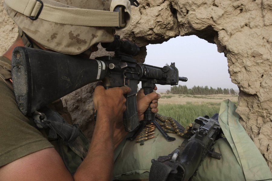 A U.S. Marine from the 24th Marine Expeditionary Unit, observes after firing on a Taliban position near the town of Garmser in Helmand Province, Afghanistan, Saturday, May 3, 2008. Afeganistão, combate, Guerra, Talibã (Foto: Paulo Emílio) A U.S. Marine from the 24th Marine Expeditionary Unit, observes after firing on a Taliban position near the town of Garmser in Helmand Province, Afghanistan, Saturday, May 3, 2008. Afeganistão, combate, Guerra, Talibã