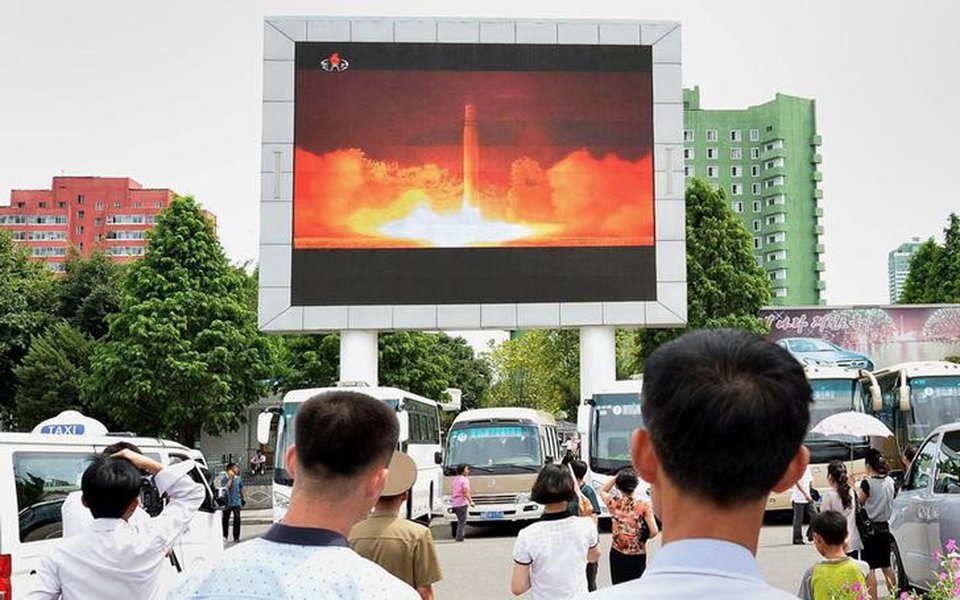 Pessoas assistem à reportagem sobre lançamento de míssil da Coreia do Norte em Pyongyang Kyodo/via REUTERS (Foto: Giuliana Miranda) Pessoas assistem à reportagem sobre lançamento de míssil da Coreia do Norte em Pyongyang Kyodo/via REUTERS