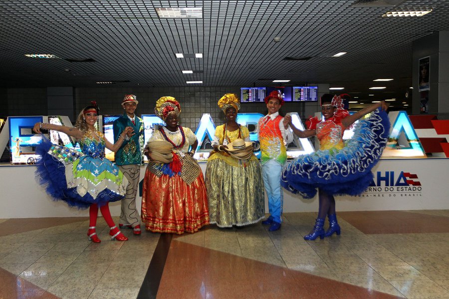 Governo do Estado da Bahia por meio da Superintendência de Fomento ao Turismo (Bahiatursa) recebe turistas no aeroporto internacional de Salvador com trios de forró, quadrilhas e baianas (Foto: Romulo Faro) Governo do Estado da Bahia por meio da Superintendência de Fomento ao Turismo (Bahiatursa) recebe turistas no aeroporto internacional de Salvador com trios de forró, quadrilhas e baianas