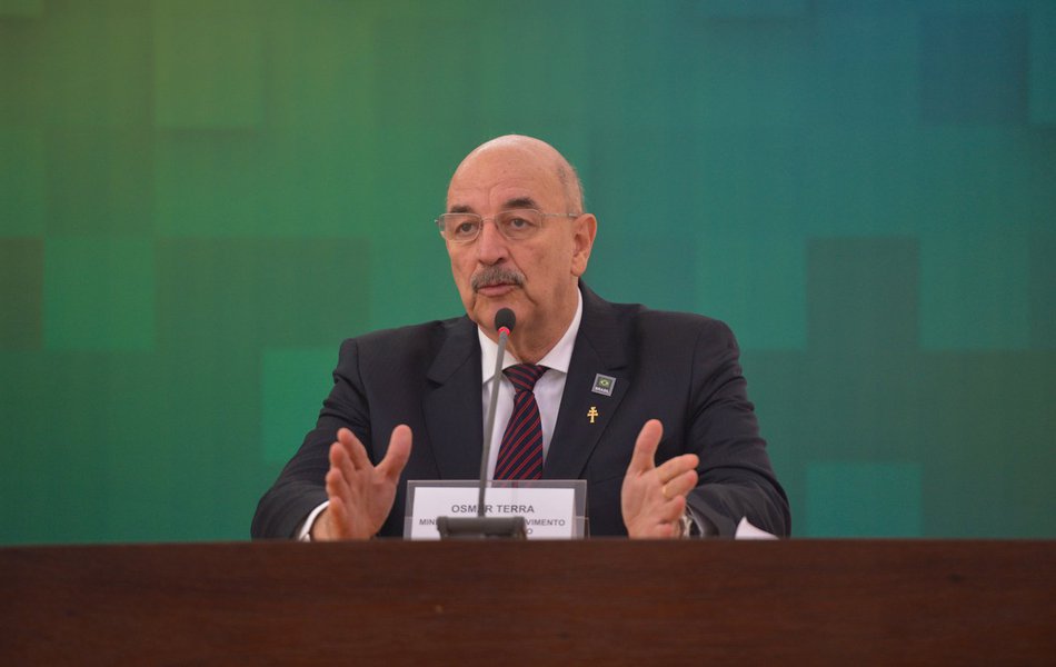 Brasília - O ministro do Desenvolvimento Social e Agrário, Osmar Terra, fala à imprensa sobre o aumento para o Bolsa Família, após cerimônia no Palácio do Planalto (José Cruz/Agência Brasil) (Foto: Gisele Federicce) Brasília - O ministro do Desenvolvimento Social e Agrário, Osmar Terra, fala à imprensa sobre o aumento para o Bolsa Família, após cerimônia no Palácio do Planalto (José Cruz/Agência Brasil)