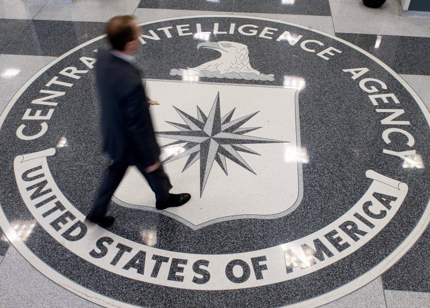A man crosses the Central Intelligence Agency (CIA) logo in the lobby of CIA Headquarters in Langley, Virginia, on August 14, 2008. AFP PHOTO/SAUL LOEB (Photo credit should read SAUL LOEB/AFP/Getty Images) (Foto: Charles Nisz) A man crosses the Central Intelligence Agency (CIA) logo in the lobby of CIA Headquarters in Langley, Virginia, on August 14, 2008. AFP PHOTO/SAUL LOEB (Photo credit should read SAUL LOEB/AFP/Getty Images)