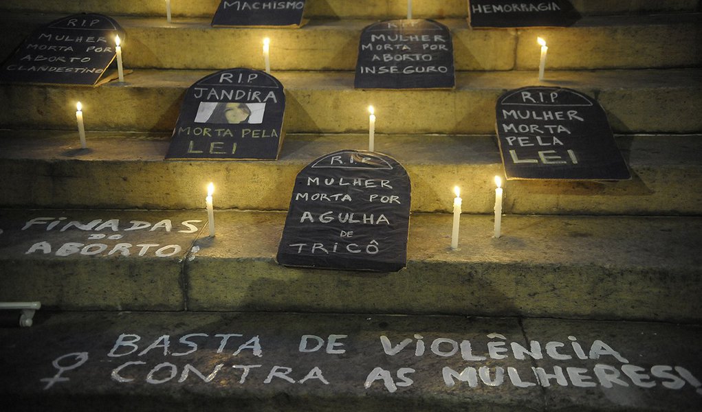 Rio de Janeiro - Protesto no Dia Internacional de Combate à Violência contra a Mulher, pelo fim da violência contra as mulheres e contra o PL 5069/13, em frente à Câmara de Vereadores (Fernando Frazão/Agência Brasil) (Foto: Charles Nisz) Rio de Janeiro - Protesto no Dia Internacional de Combate à Violência contra a Mulher, pelo fim da violência contra as mulheres e contra o PL 5069/13, em frente à Câmara de Vereadores (Fernando Frazão/Agência Brasil)