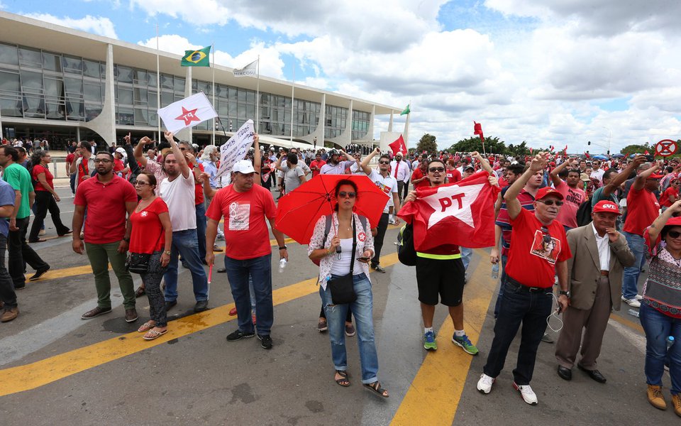 Brasília- DF 17-03-2016 Manifestantes contra o governo durante posse no planalto. Foto: Lula Marques/ Agência PT (Foto: Leonardo Lucena) Brasília- DF 17-03-2016 Manifestantes contra o governo durante posse no planalto. Foto: Lula Marques/ Agência PT