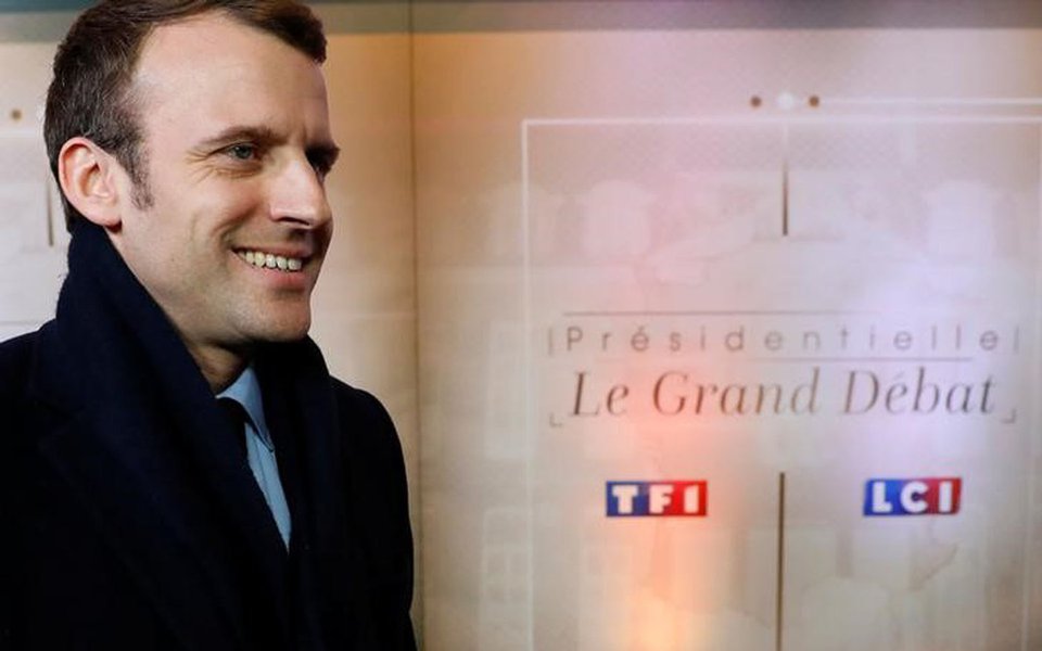 Emmanuel Macron, candidato à eleição presidencial da França de 2017, chega para um debate organizado pelo canal de TV privado francês TF1, em Aubervilliers, França 20/03/2017 REUTERS/Patrick Kovarik/Pool (Foto: Aquiles Lins) Emmanuel Macron, candidato à eleição presidencial da França de 2017, chega para um debate organizado pelo canal de TV privado francês TF1, em Aubervilliers, França 20/03/2017 REUTERS/Patrick Kovarik/Pool