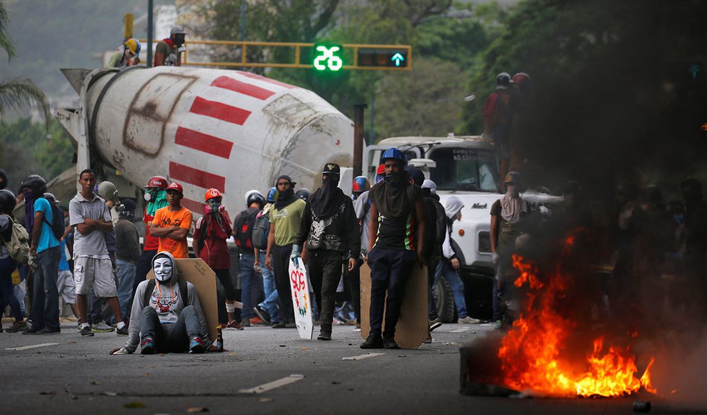 Manifestantes usam caminhão para fazer barricada durante protesto contra o presidente da Venezuela, Nicolás Maduro, em Caracas. 22/05/2017 REUTERS/Carlos Barria (Foto: Aquiles Lins) Manifestantes usam caminhão para fazer barricada durante protesto contra o presidente da Venezuela, Nicolás Maduro, em Caracas. 22/05/2017 REUTERS/Carlos Barria