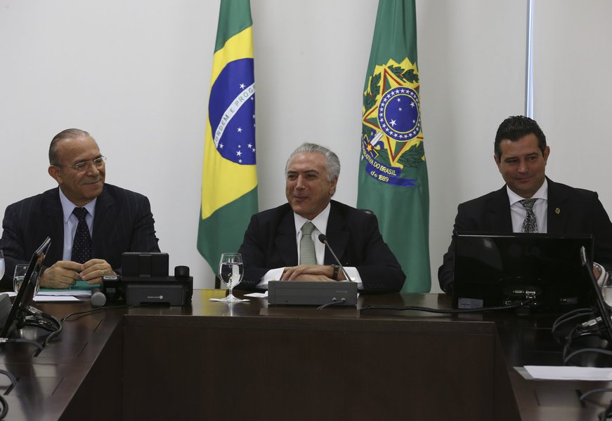Brasília - O ministro Eliseu Padilha, o presidente em exercício, Michel Temer e o ministro Maurício Quintela em reunião com ministros do núcleo de infra-estrutura (José Cruz/Agência Brasil) (Foto: Voney Malta) Brasília - O ministro Eliseu Padilha, o presidente em exercício, Michel Temer e o ministro Maurício Quintela em reunião com ministros do núcleo de infra-estrutura (José Cruz/Agência Brasil)