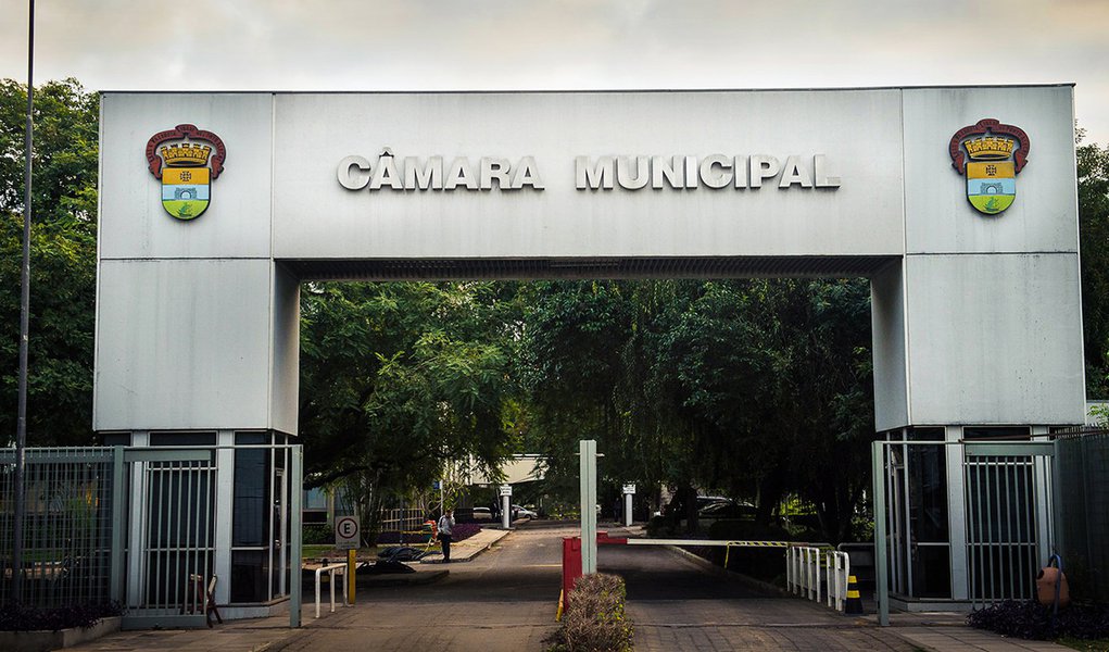 Entrada lateral da Câmara Municipal de Porto Alegre. Palácio Aloísio Filho. (Foto: Leonardo Lucena) Entrada lateral da Câmara Municipal de Porto Alegre. Palácio Aloísio Filho.