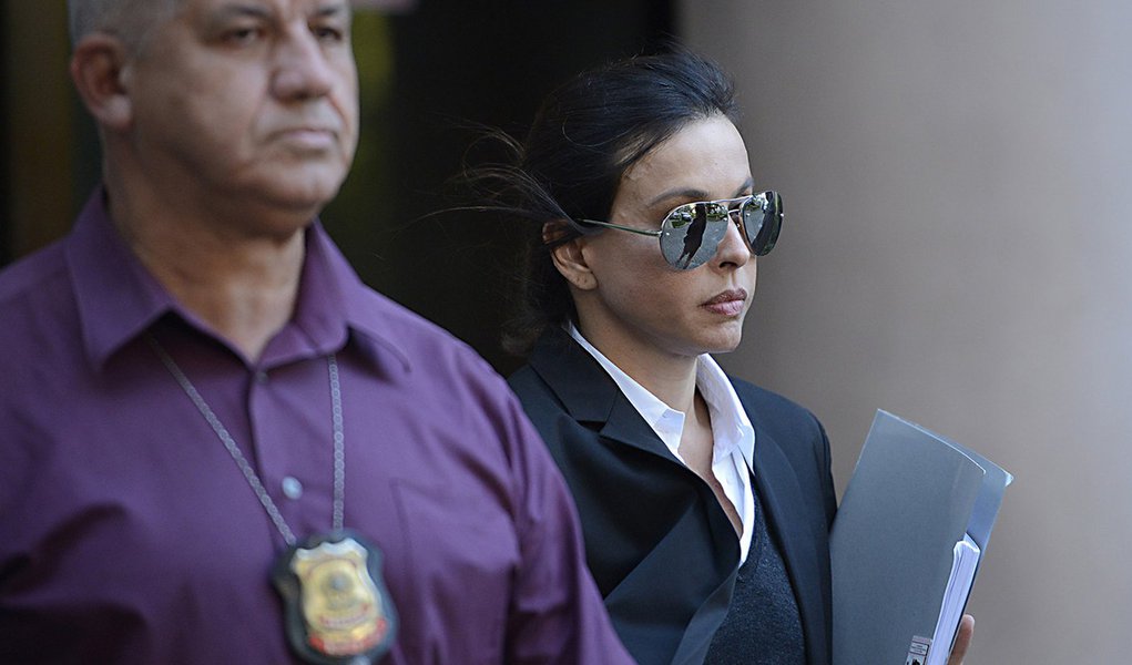 Rio de Janeiro - Esposa do ex-governador Sergio Cabral, Adriana Ancelmo, deixa a 7ª Vara Federal Criminal do Rio de Janeiro após depoimento à Justiça Federal (Fernando Frazão/Agência Brasil) (Foto: Paulo Emílio) Rio de Janeiro - Esposa do ex-governador Sergio Cabral, Adriana Ancelmo, deixa a 7ª Vara Federal Criminal do Rio de Janeiro após depoimento à Justiça Federal (Fernando Frazão/Agência Brasil)